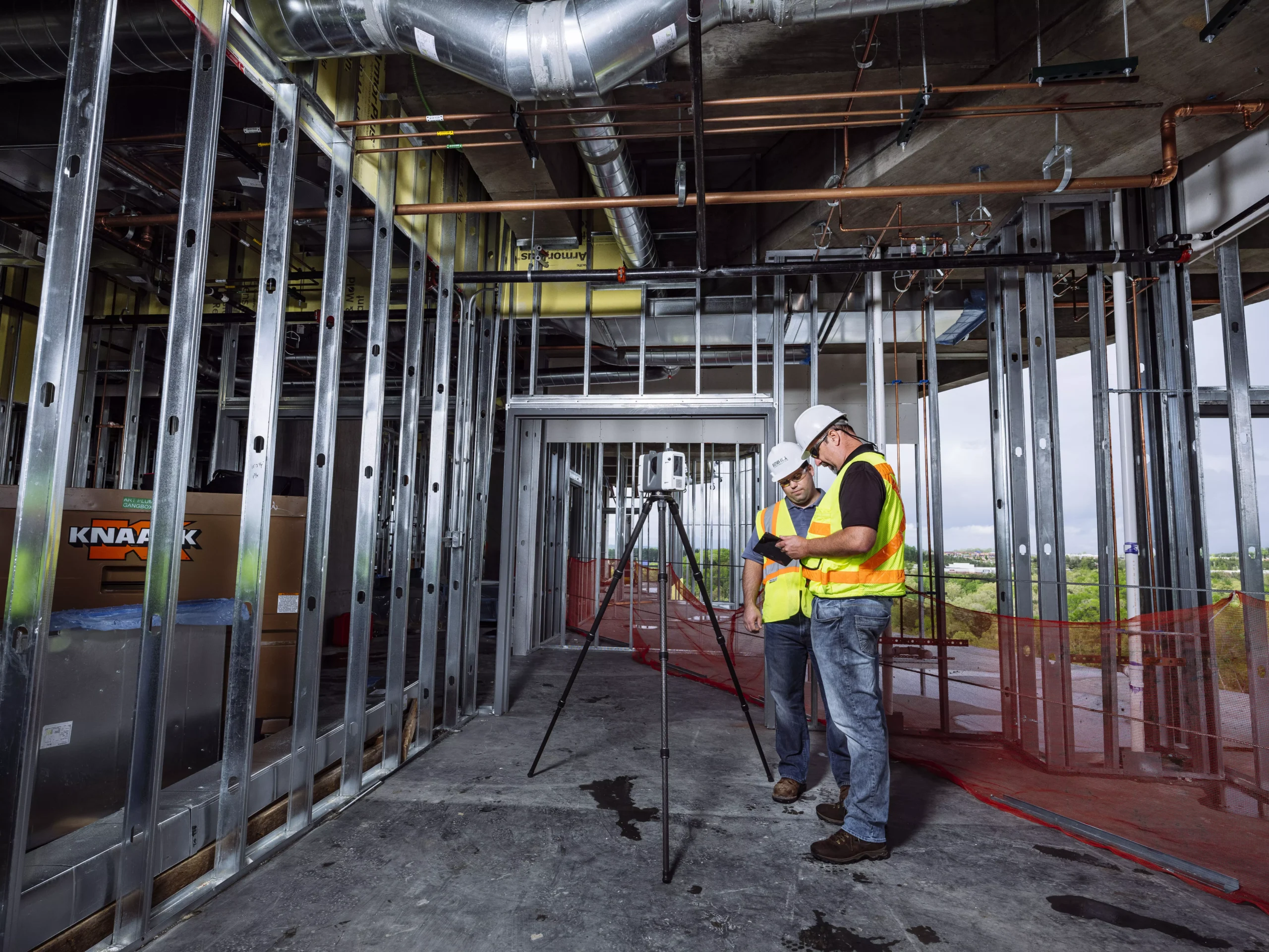 3D-Laser-SCanning | Multivista construction reality captuer specialsts performing 3D laser scanning in a building