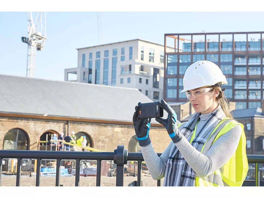 BLK3D release Woman taking photo 1